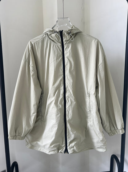 Medium-length zip-up shirt