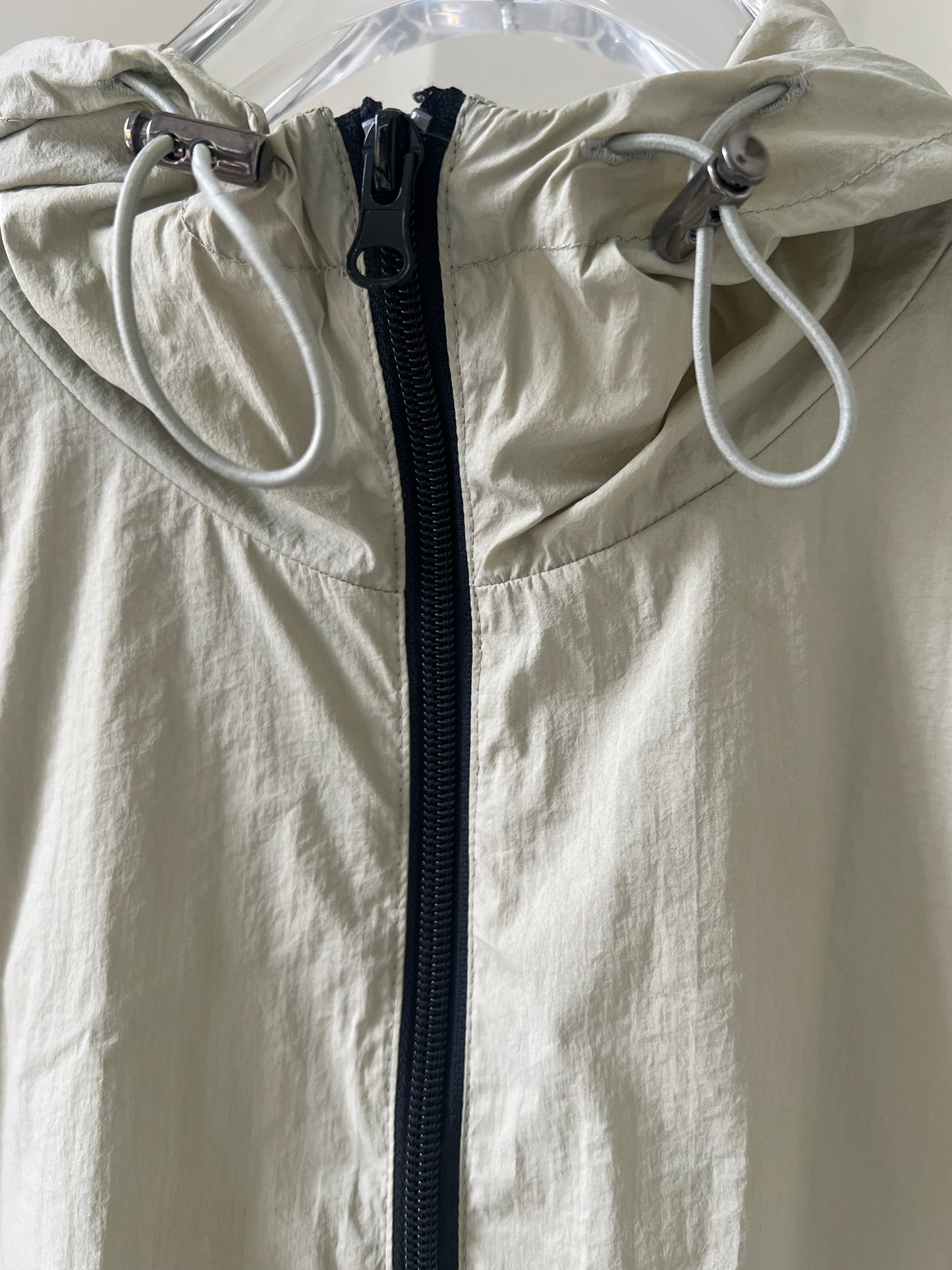 Medium-length zip-up shirt