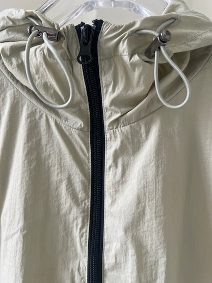Medium-length zip-up shirt