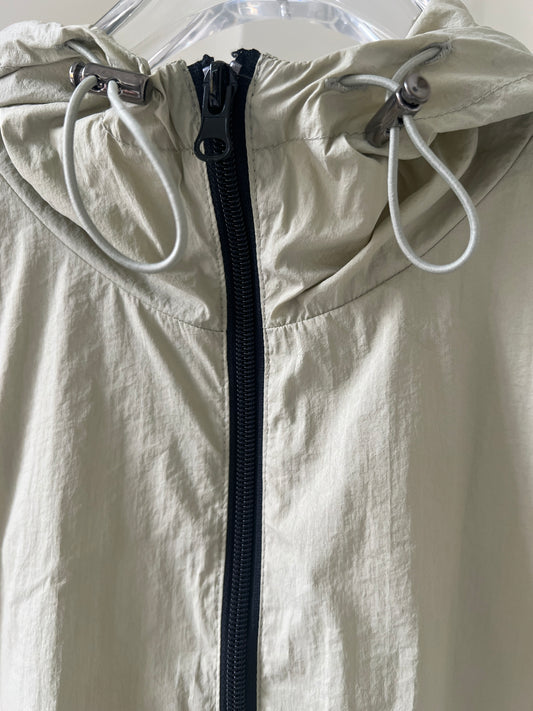 Medium-length zip-up shirt