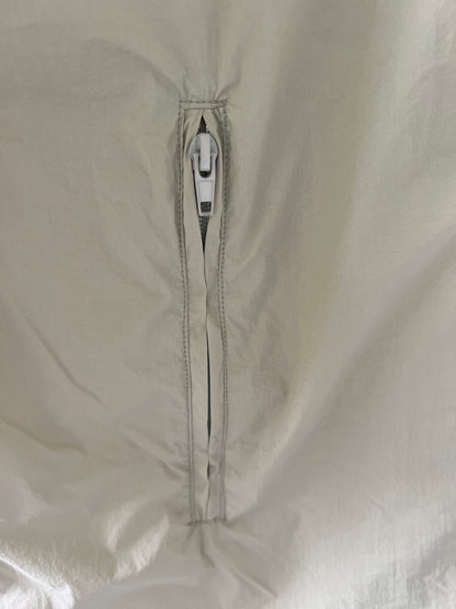Medium-length zip-up shirt