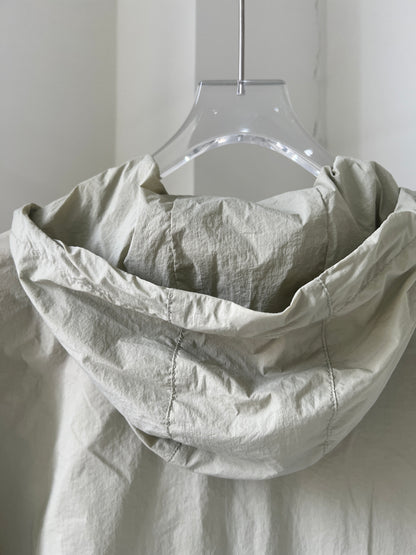 Medium-length zip-up shirt