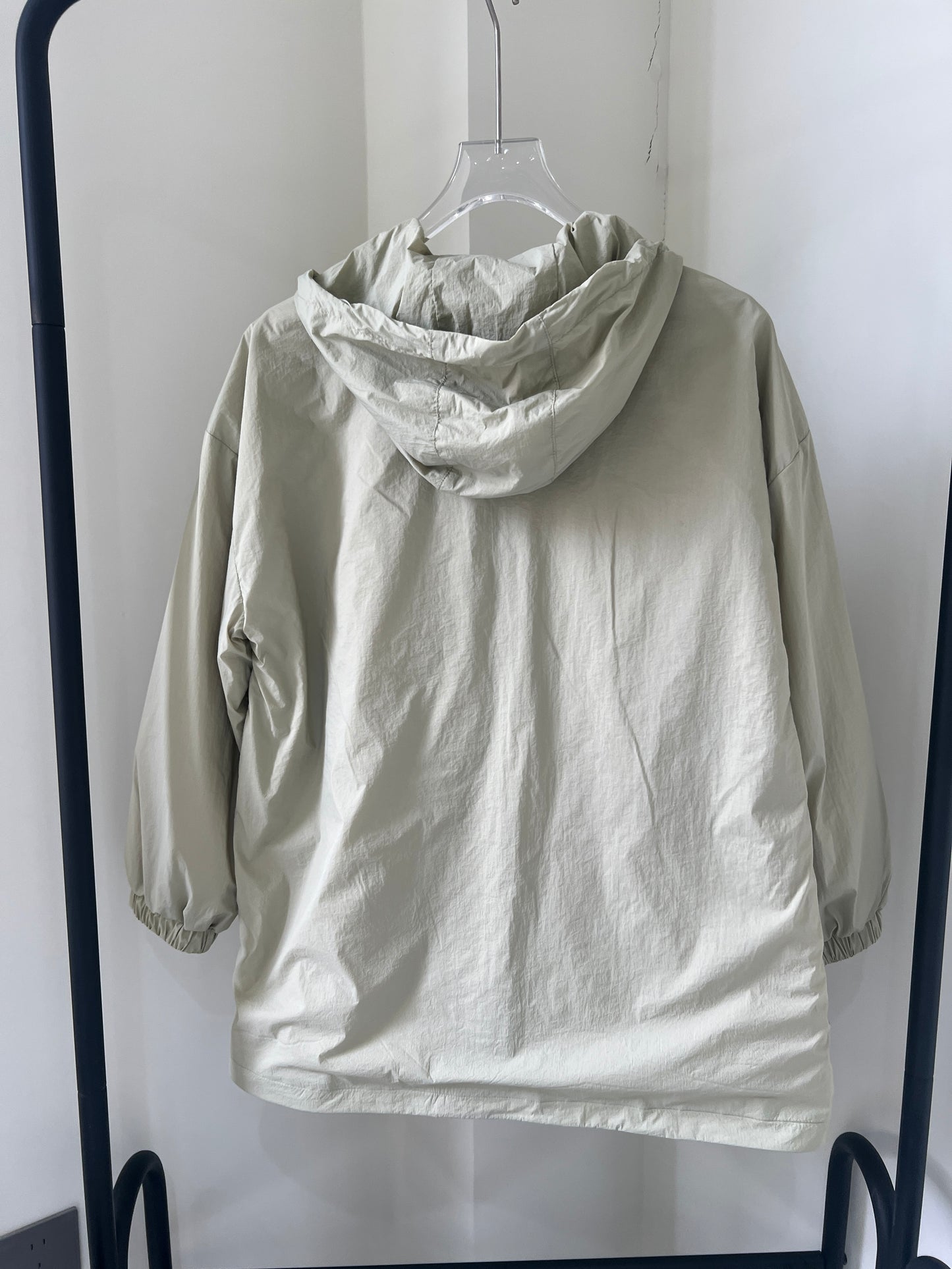 Medium-length zip-up shirt