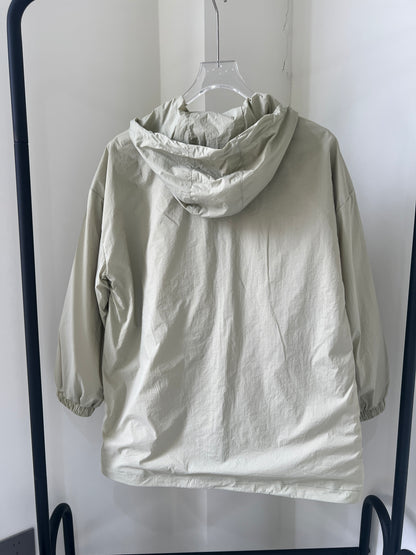 Medium-length zip-up shirt