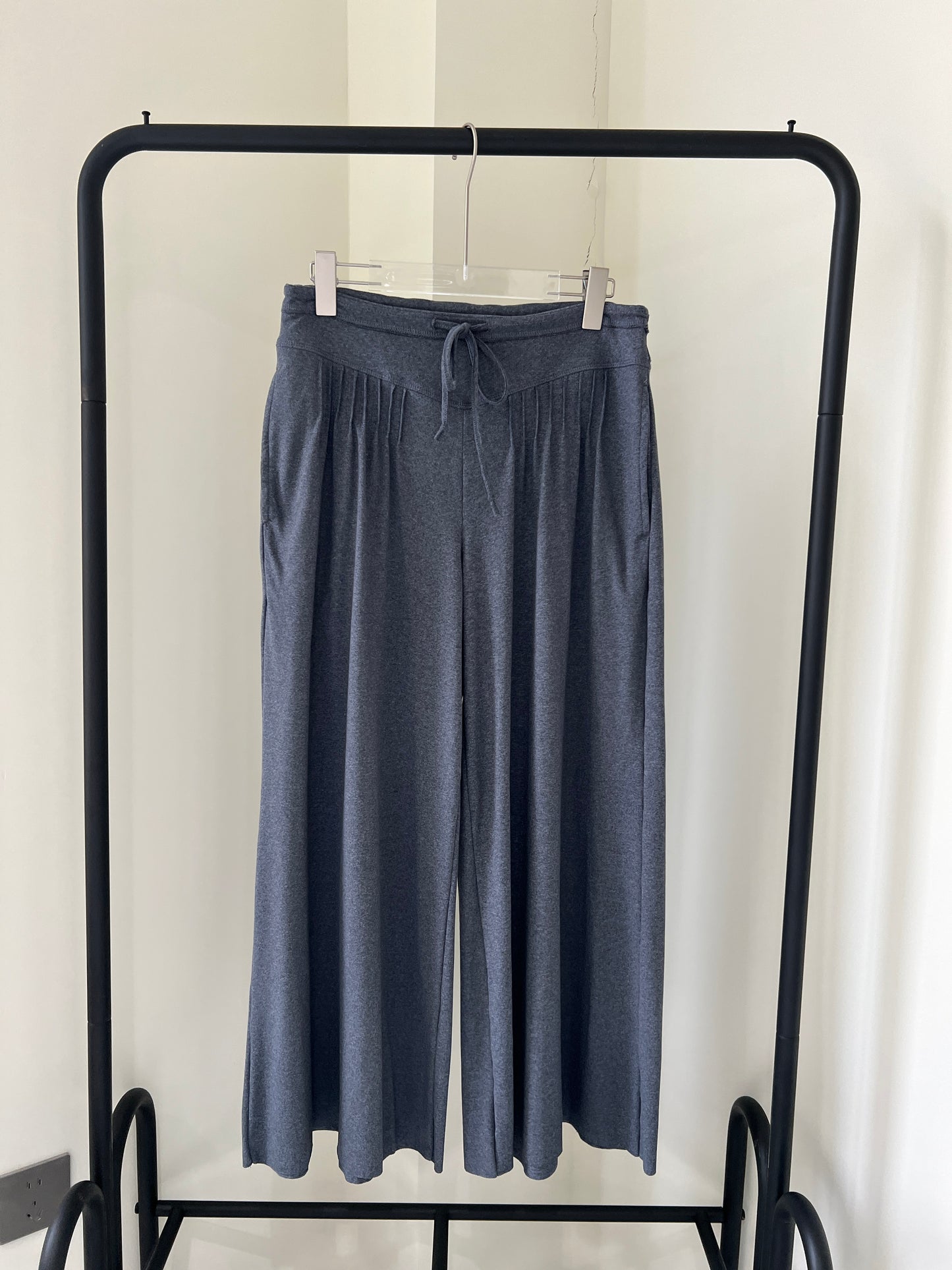 Pleated wide-leg pants