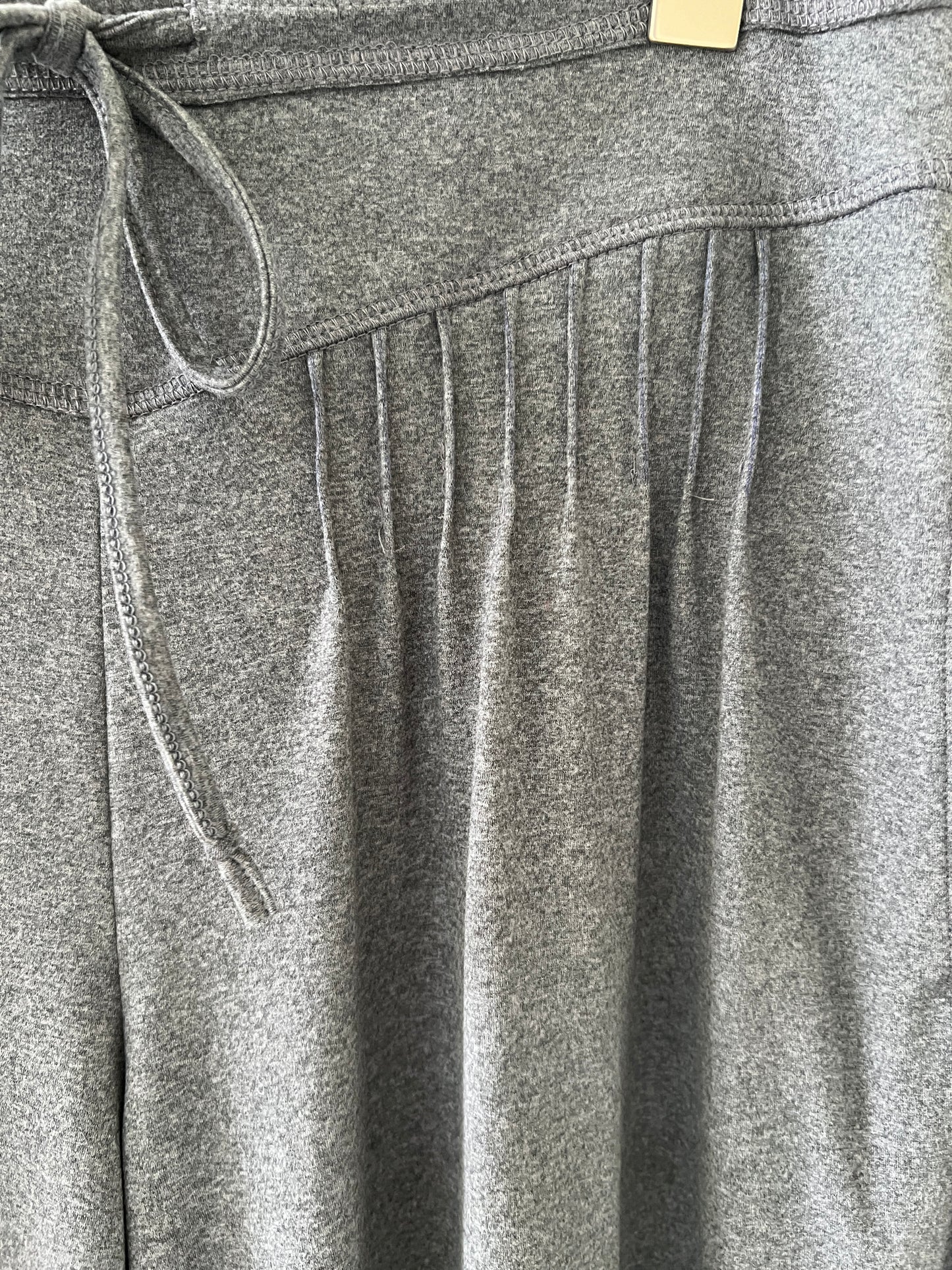 Pleated wide-leg pants